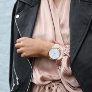 Kobieta ma na ręce stylowy zegarek damski