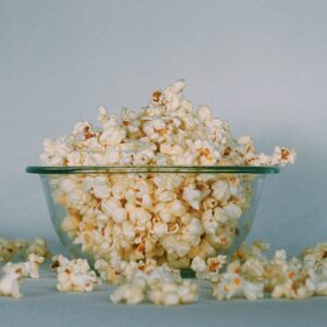 Popcorn w szklanej misce zrobiony w maszynie do popcornu
