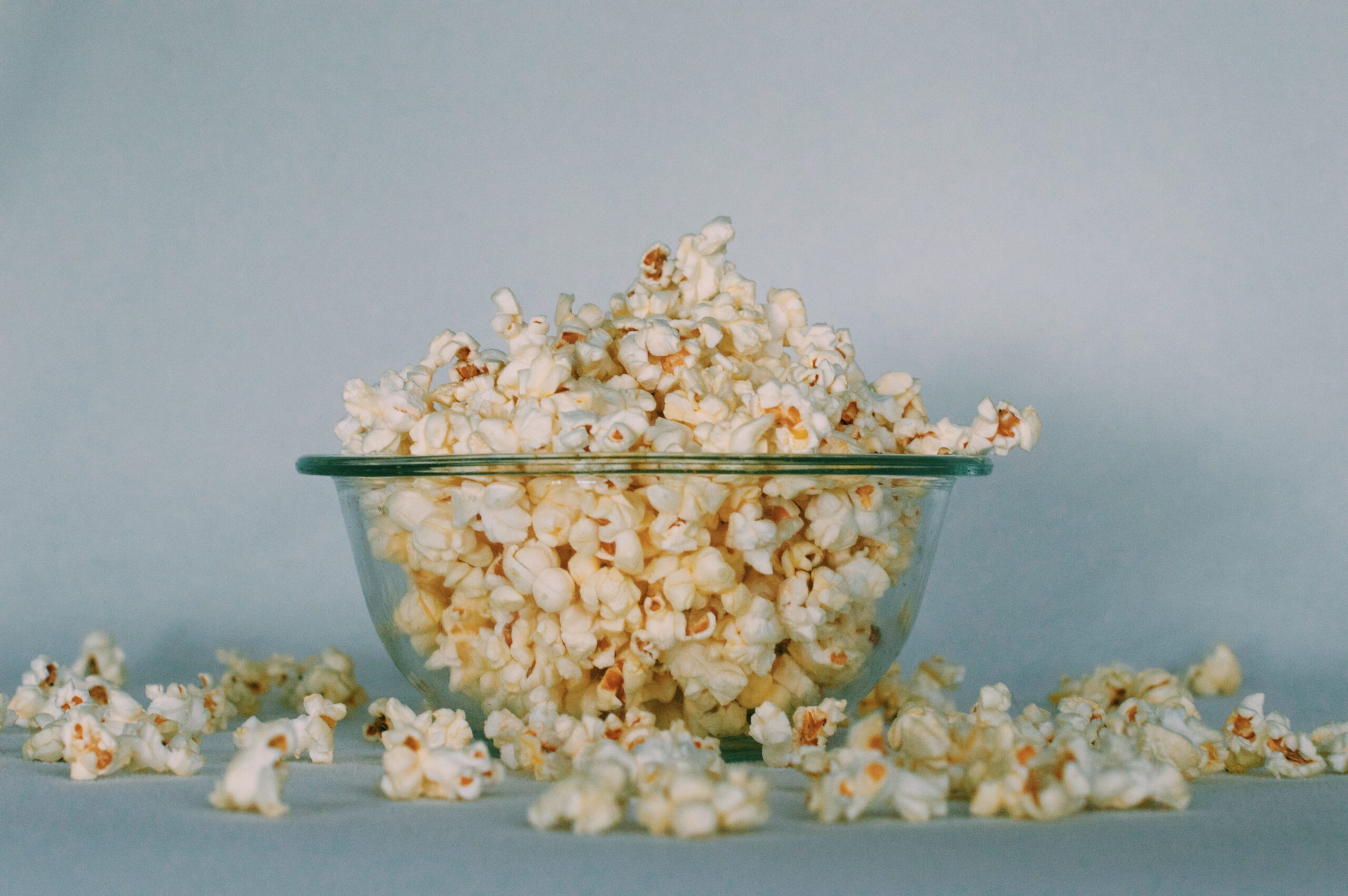 Popcorn w szklanej misce zrobiony w maszynie do popcornu